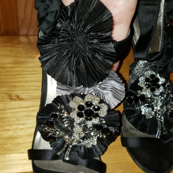 *Beautiful Zigi Soho Rhinestone Ruffle & Rhinestones See Description - Picture 2 of 8